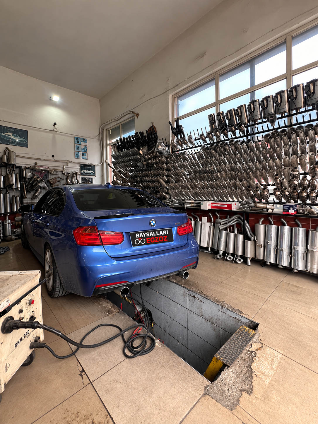 Baysalları Egzoz Atölyesinde Mavi BMW - Eskişehir