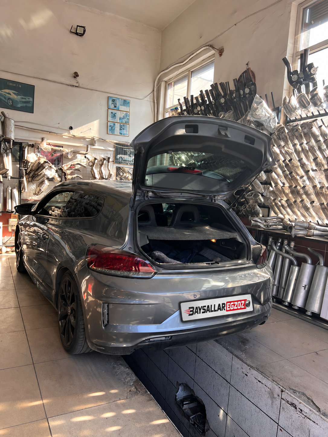 Metal Gri Hatchback Egzoz Atölyesinde - Eskişehir